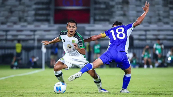 Rachmat Irianto (Persebaya Surabaya) dan Adam Alis (Persib Bandung)