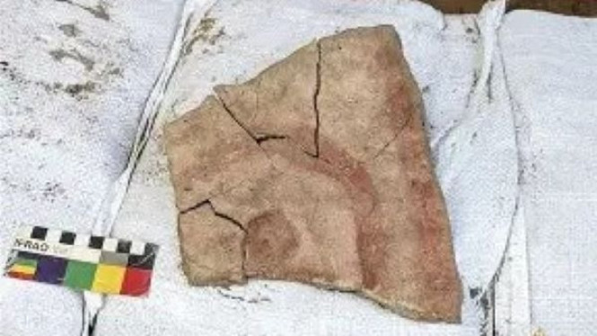 Sebuah Lempeng Batu Bercat Berusia 4.000 Tahun yang Ditemukan di Pulau Wetar, Indonesia.