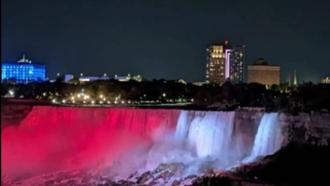 Air Terjun Niagara Berwarna Merah Putih