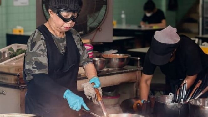 Memasak dengan Memakai Kacamata Ski