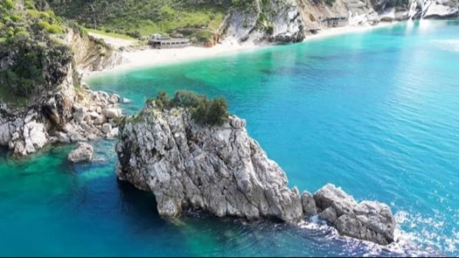 Pantai Pasqyra, Albania