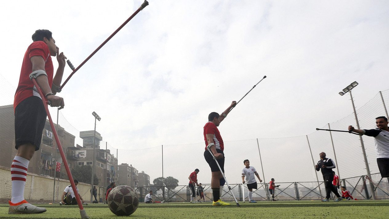 Keren, Bermain Sepak Bola dengan Satu Kaki