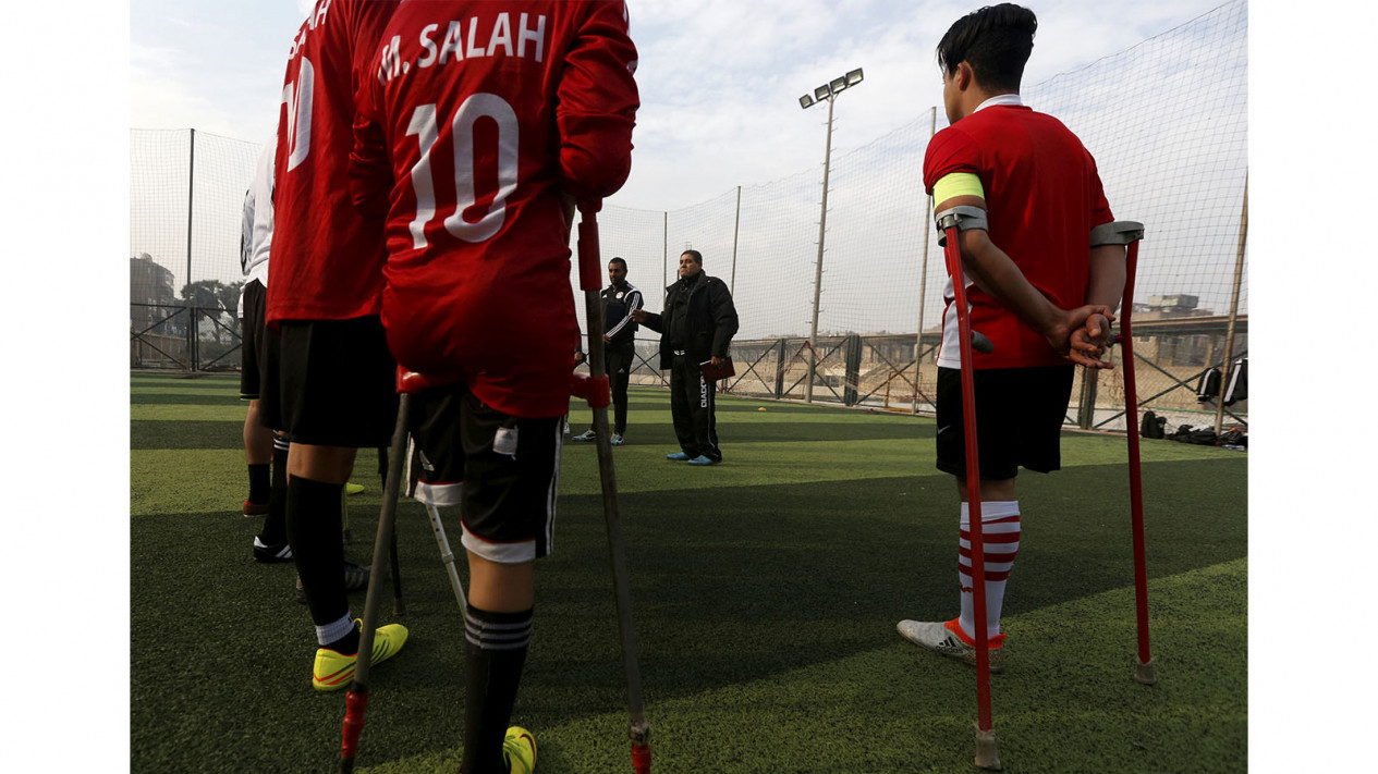 Keren, Bermain Sepak Bola dengan Satu Kaki