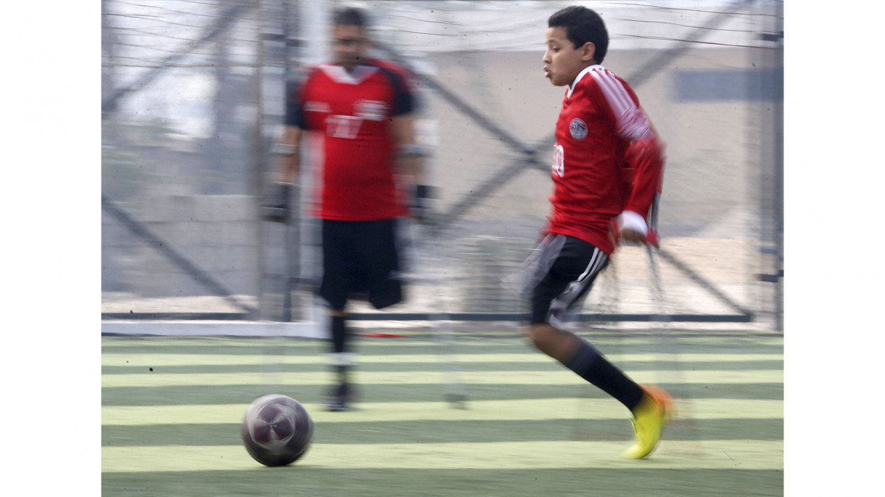 Keren, Bermain Sepak Bola dengan Satu Kaki