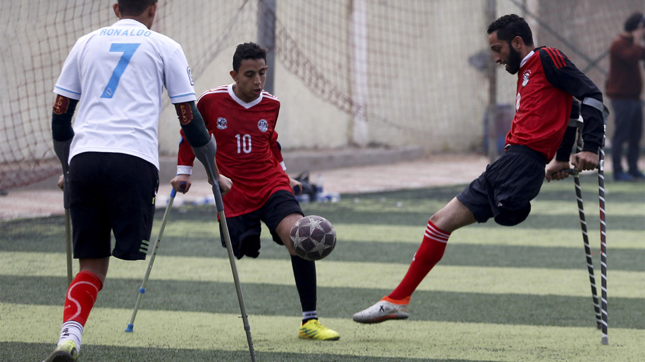 Keren, Bermain Sepak Bola dengan Satu Kaki
