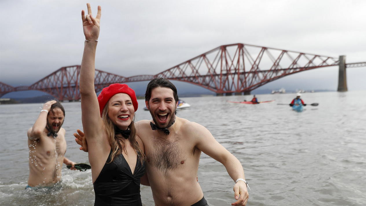 Cara Unik Warga Skotlandia Merayakan Tahun Baru