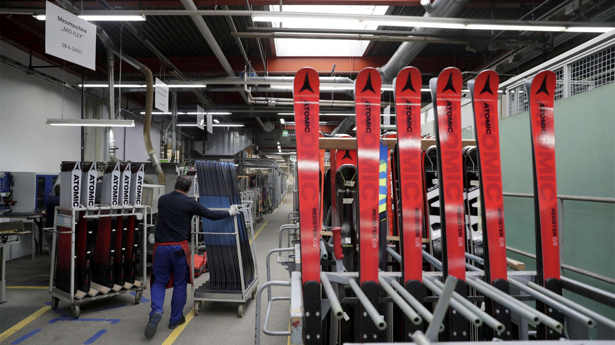 Melihat Pembuatan Papan Ski untuk Olimpiade Musim Dingin