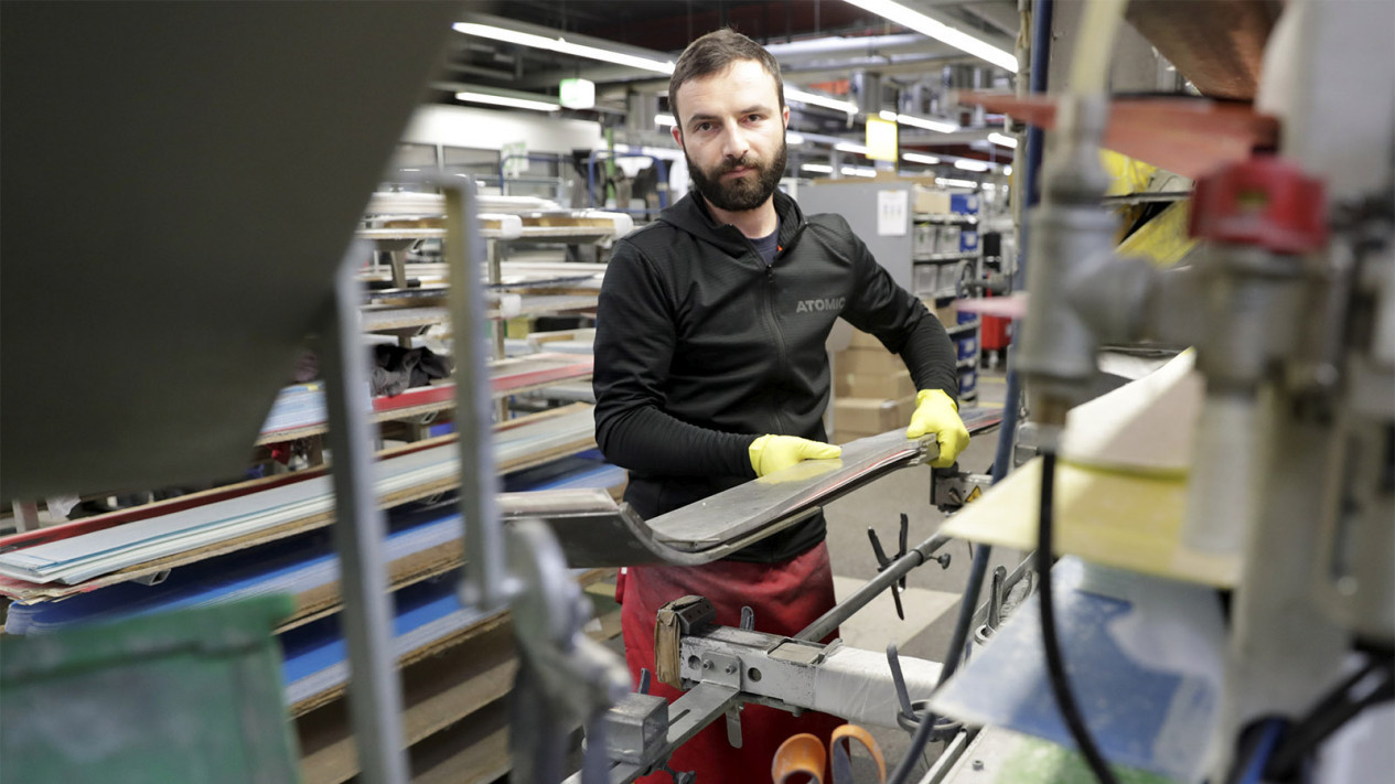 Melihat Pembuatan Papan Ski untuk Olimpiade Musim Dingin