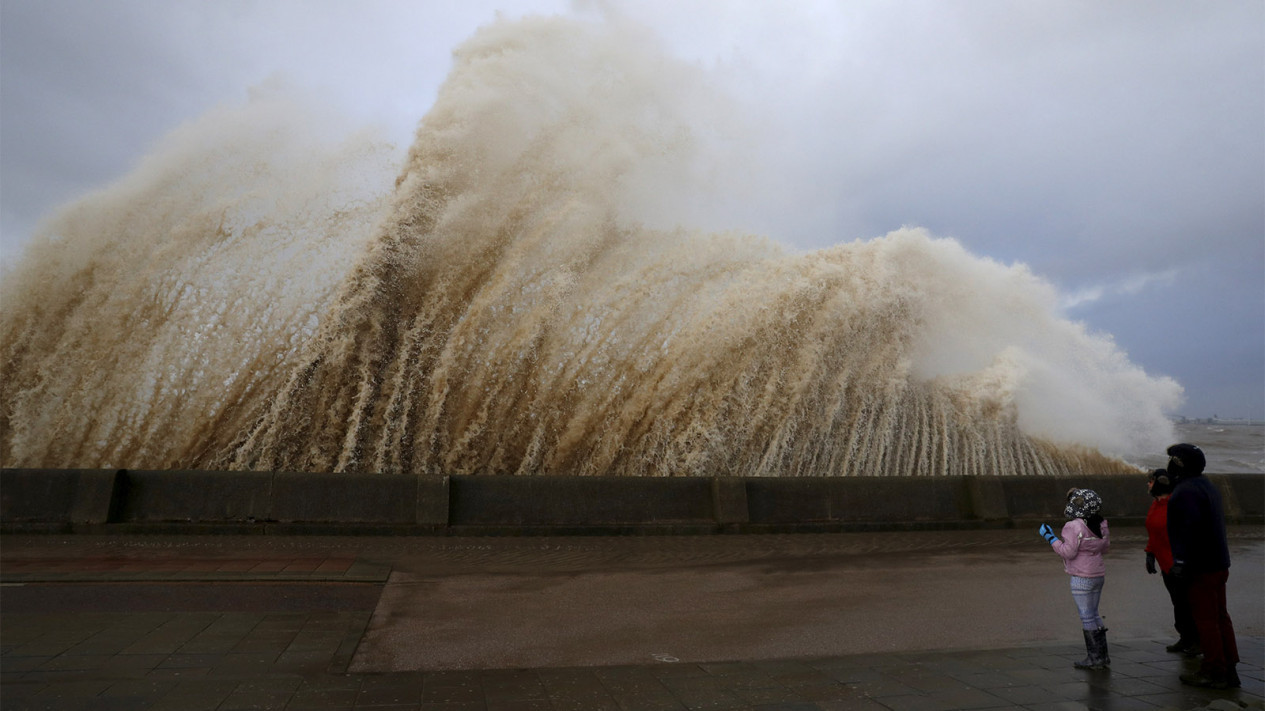 Ombak Besar Hantam Wilayah Inggris