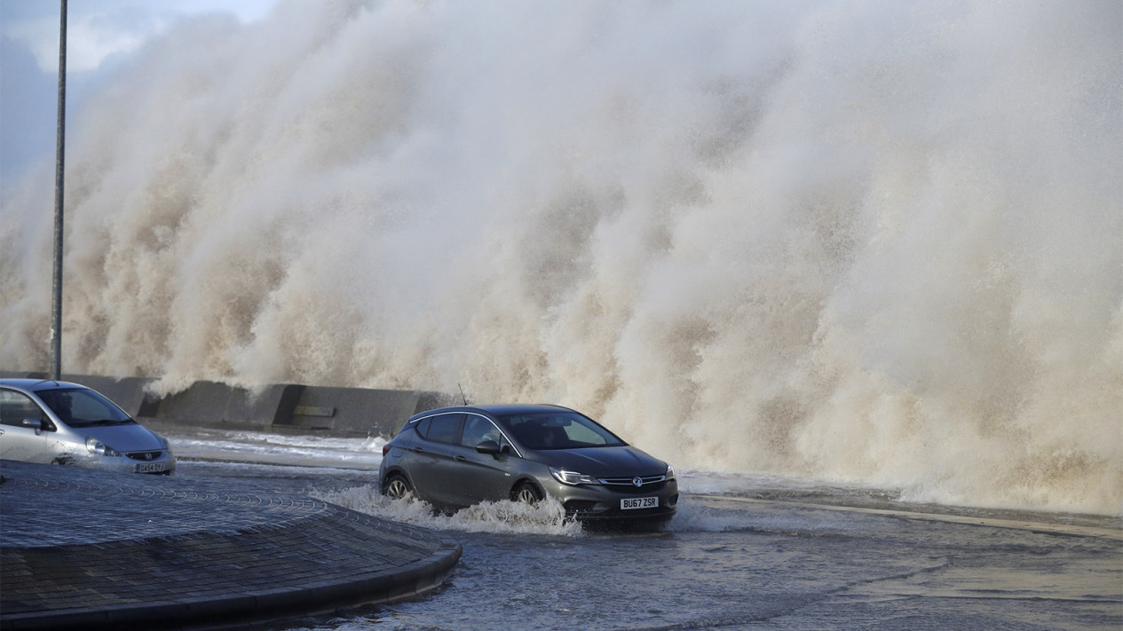 Ombak Besar Hantam Wilayah Inggris