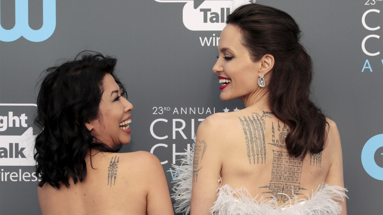 Ini Gambar Tato Punggung Angelina Jolie