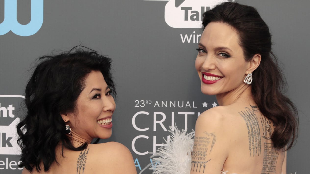 Ini Gambar Tato Punggung Angelina Jolie