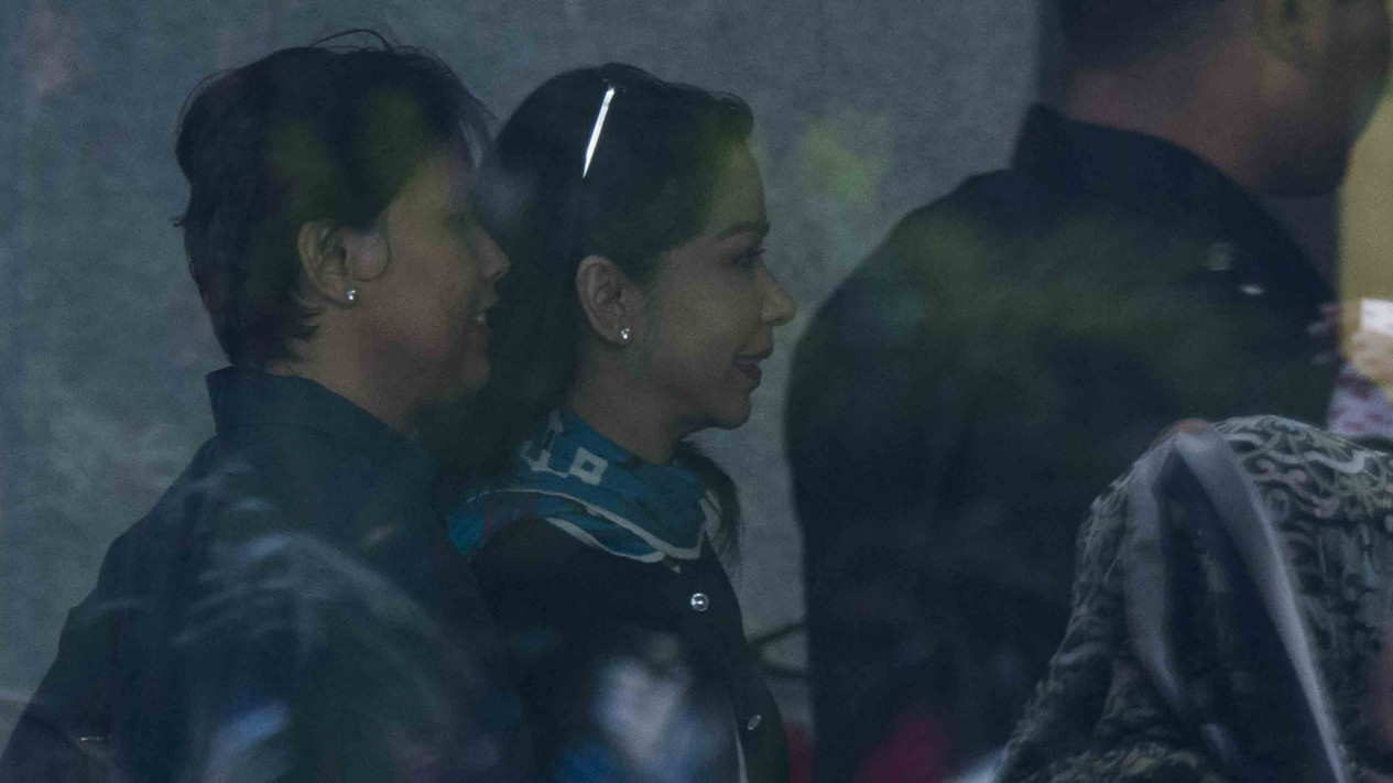 Penyanyi Pop Iis Sugiharto Diperiksa KPK. Ada Apa?