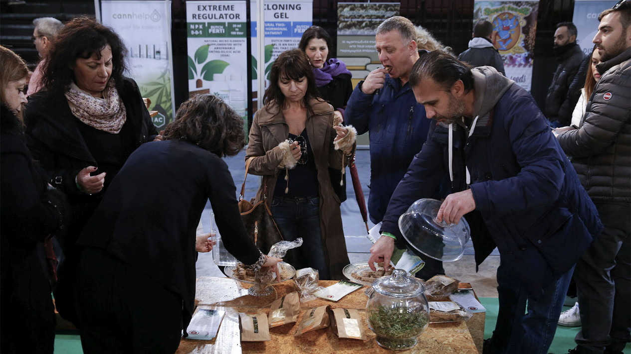 Penikmat Ganja Ramaikan Pameran di Yunani