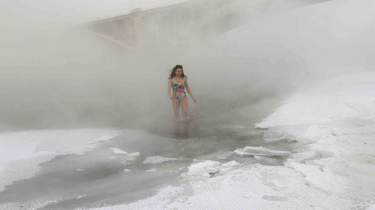 Sensasi Berenang di Suhu Minus 38 Derajat Celcius