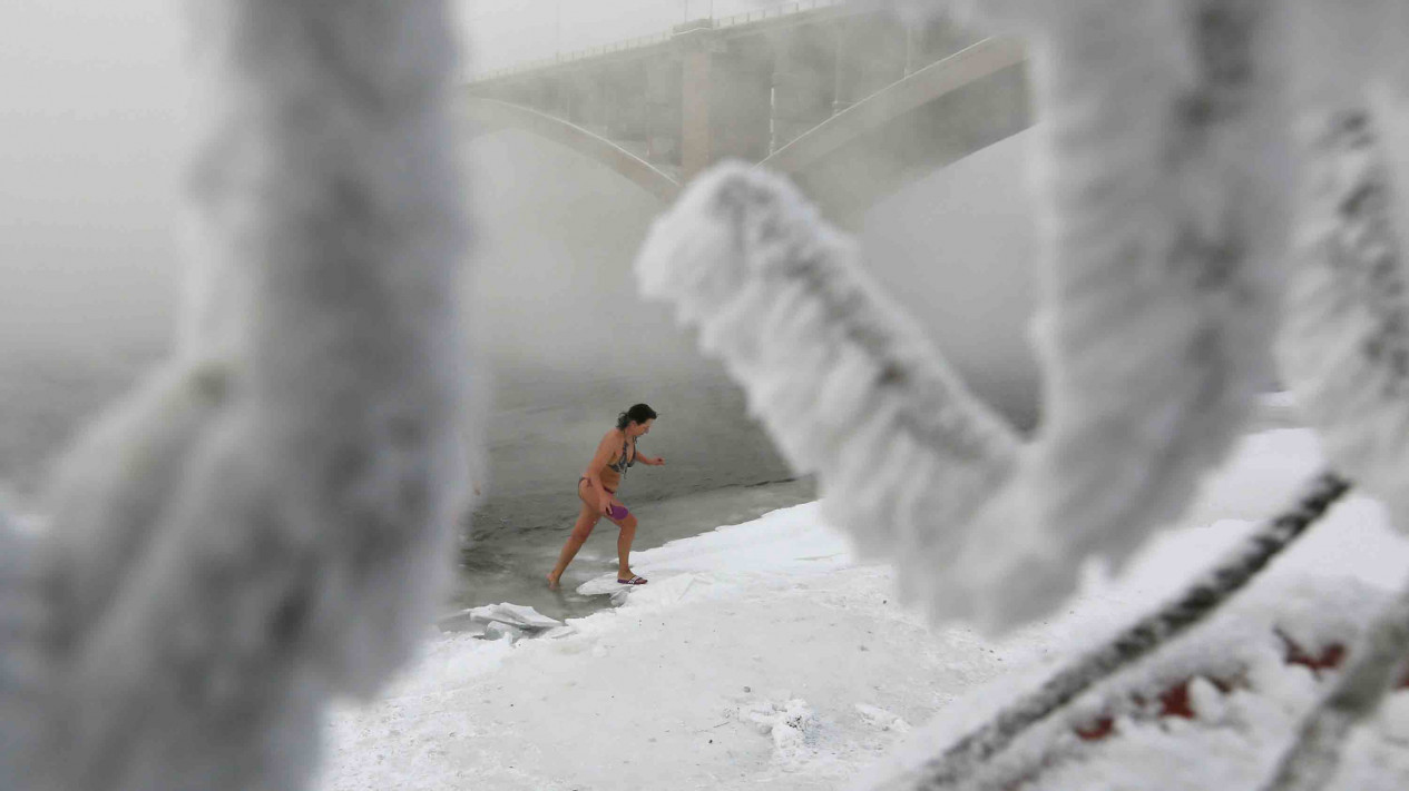 Sensasi Berenang di Suhu Minus 38 Derajat Celcius
