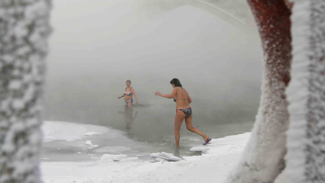 Sensasi Berenang di Suhu Minus 38 Derajat Celcius