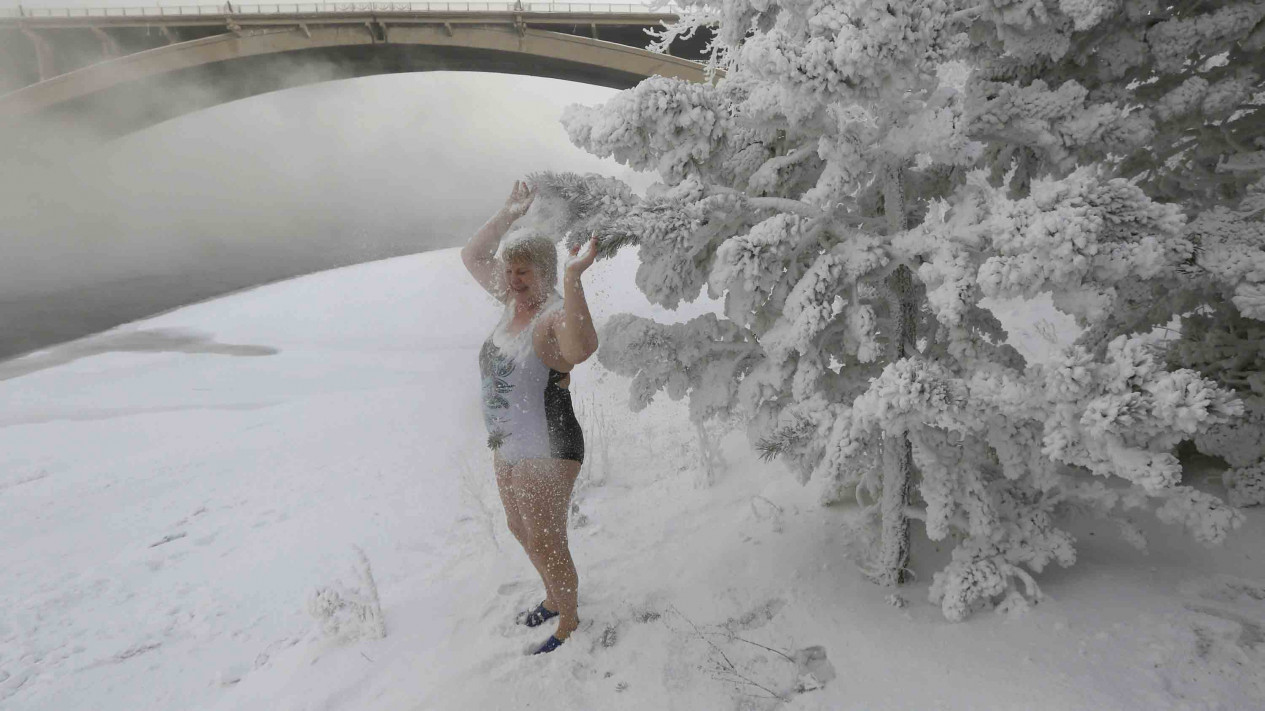 Sensasi Berenang di Suhu Minus 38 Derajat Celcius
