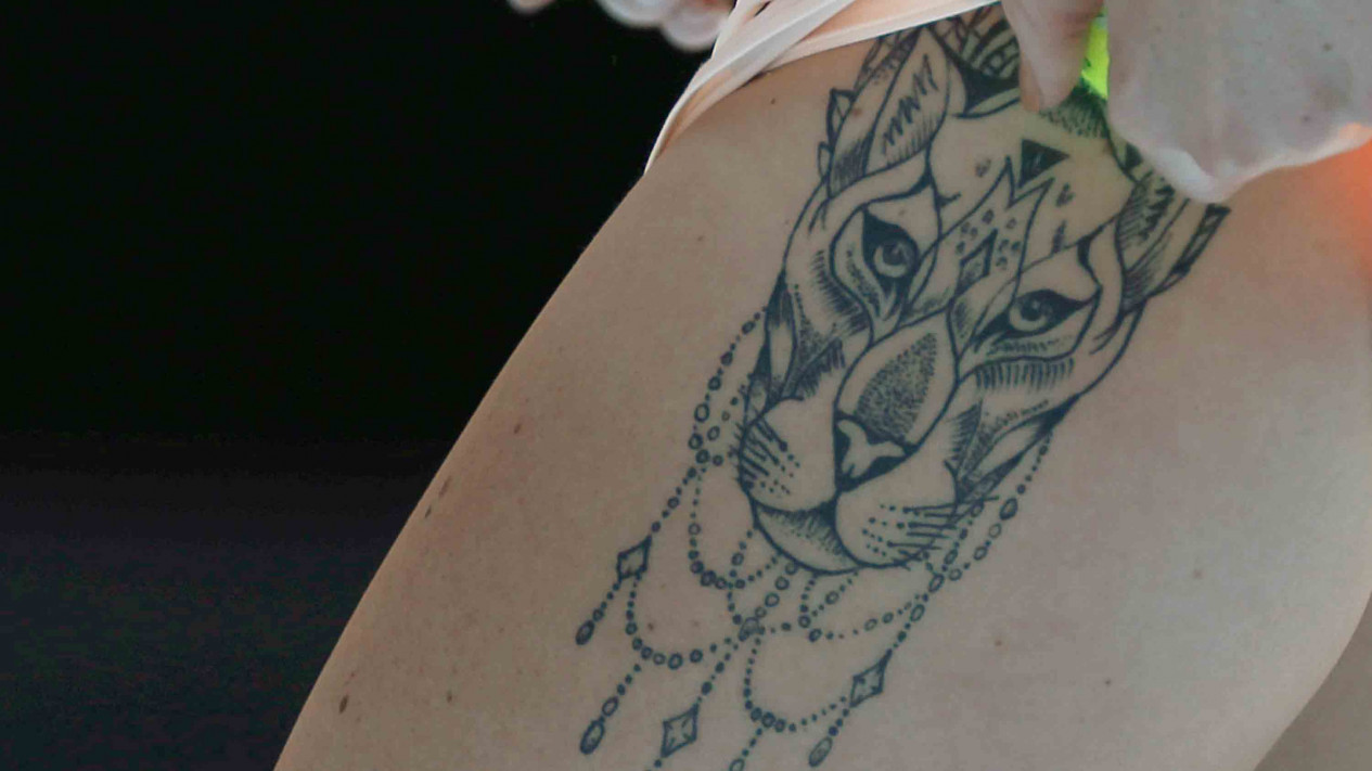 Seksinya Tato Jaguar di Paha Petenis Cantik Ini