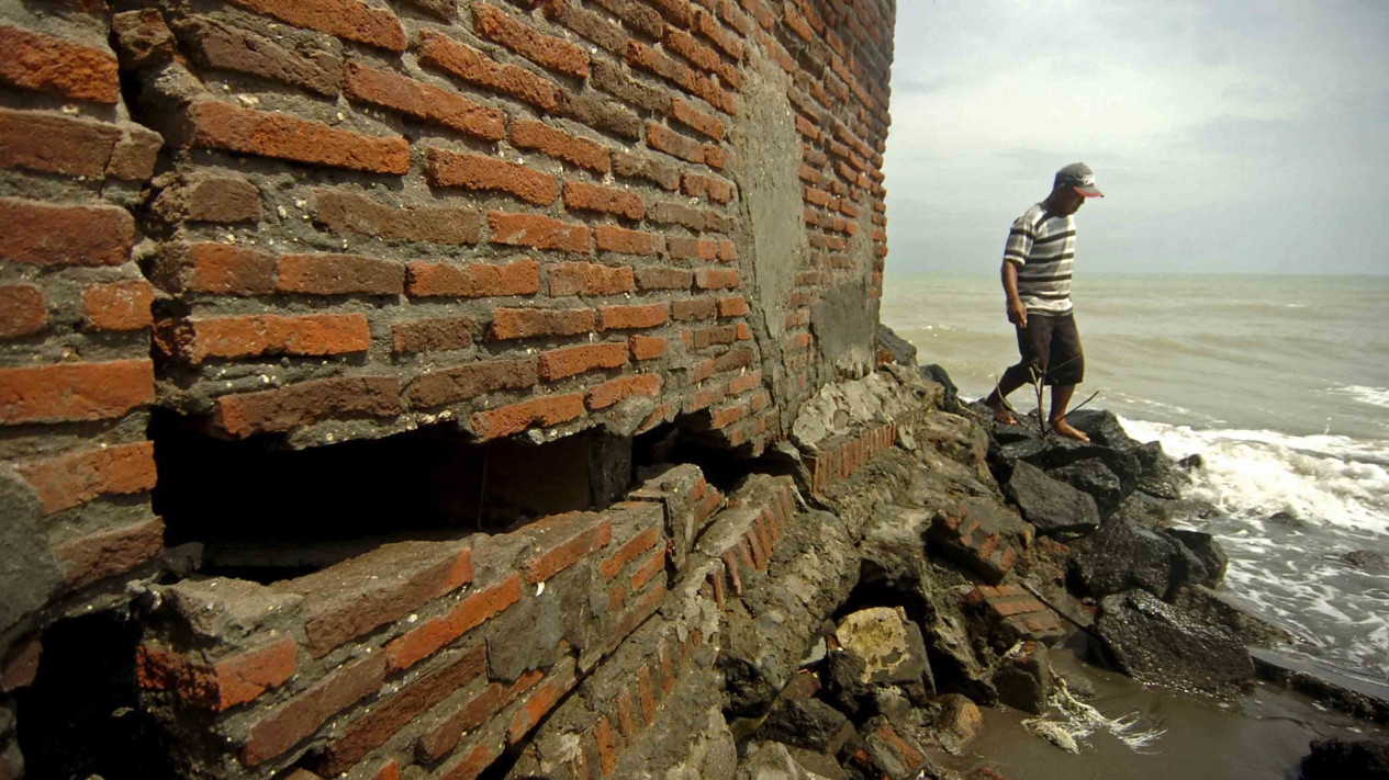 Bukti Ganasnya Abrasi Menghantam Pesisir Pulau Jawa