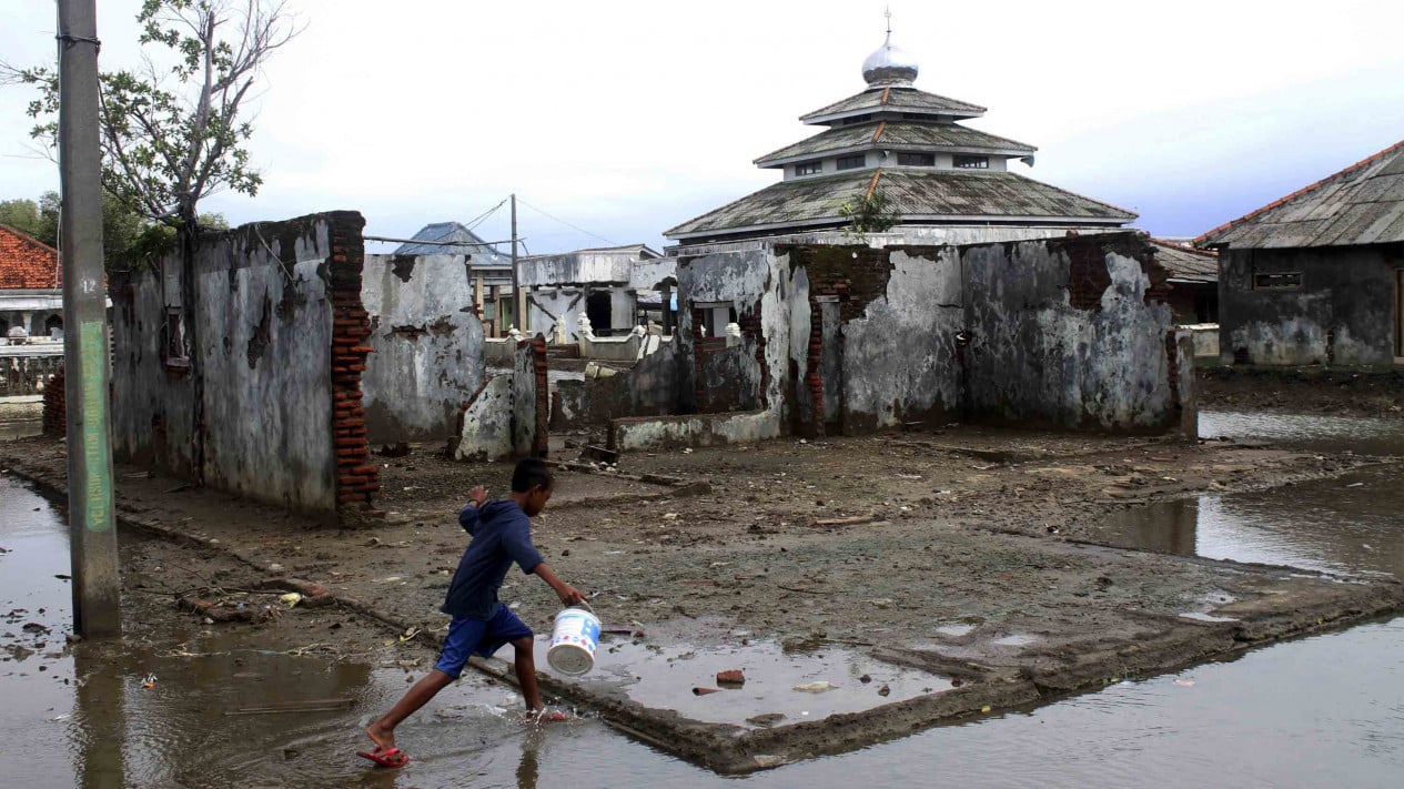 Bukti Ganasnya Abrasi Menghantam Pesisir Pulau Jawa