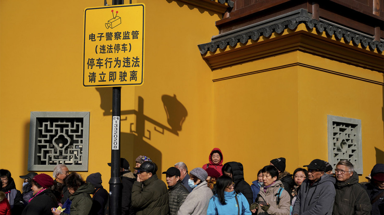 Warga ini Rela Antre untuk Makanan Keberuntungan