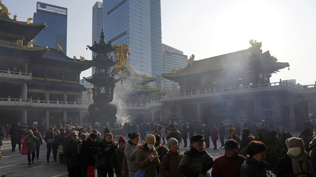 Warga ini Rela Antre untuk Makanan Keberuntungan