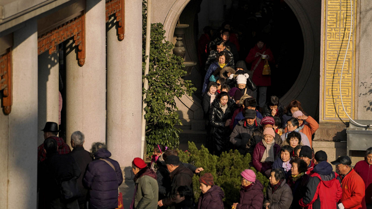 Warga ini Rela Antre untuk Makanan Keberuntungan