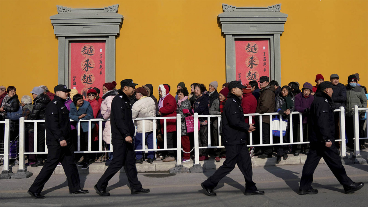 Warga ini Rela Antre untuk Makanan Keberuntungan