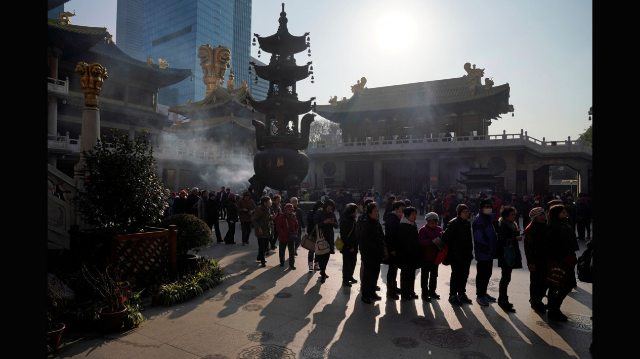 Warga ini Rela Antre untuk Makanan Keberuntungan