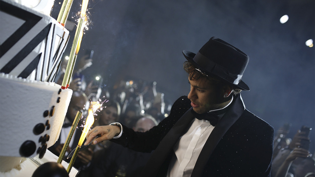 Gaya Elegan Neymar Saat Rayakan Ulang Tahun