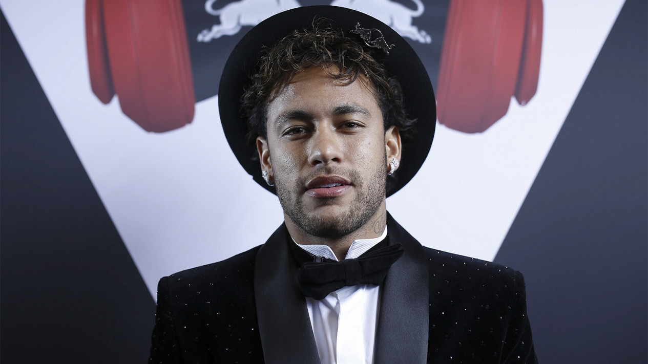 Gaya Elegan Neymar Saat Rayakan Ulang Tahun