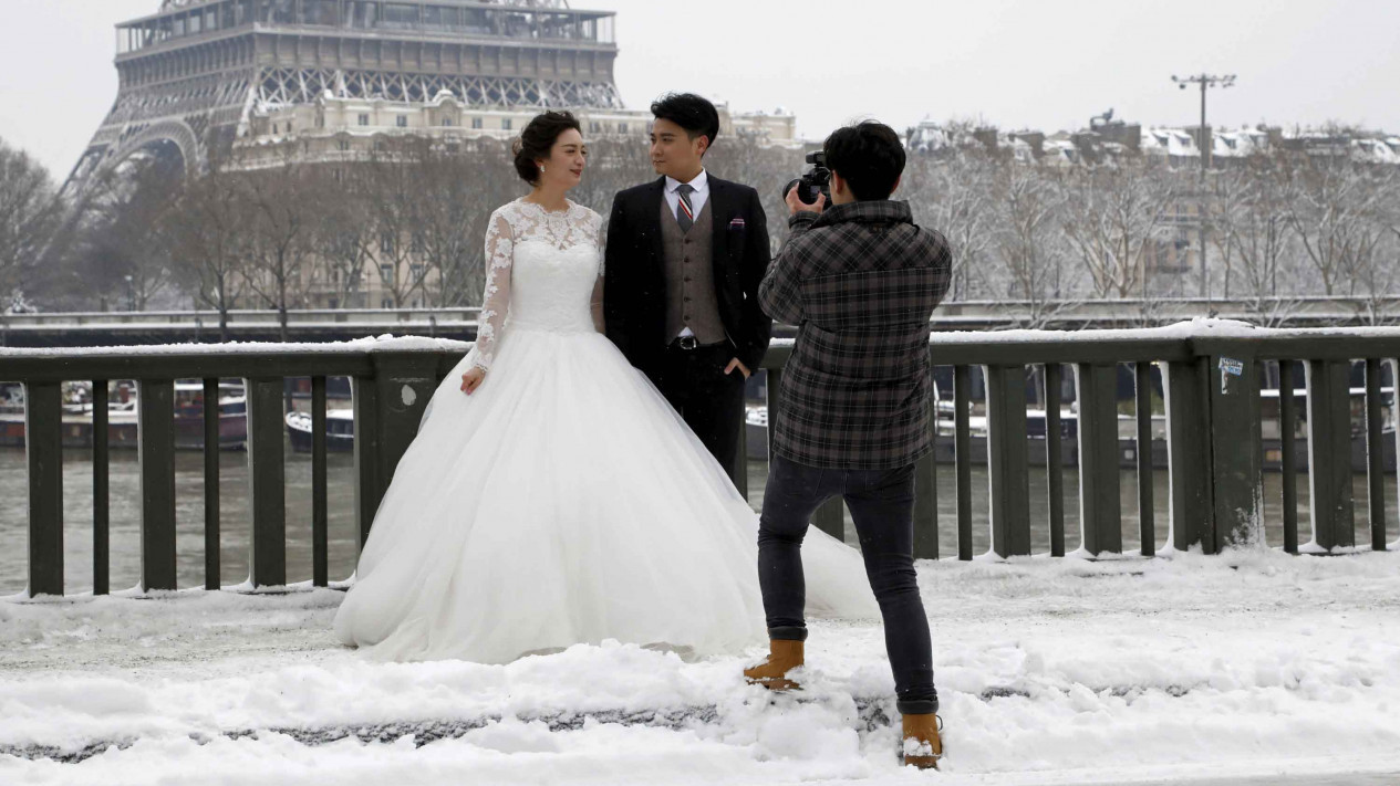 Menara Eiffel Bersalju, Dimanfaatkan untuk Foto Pernikahan
