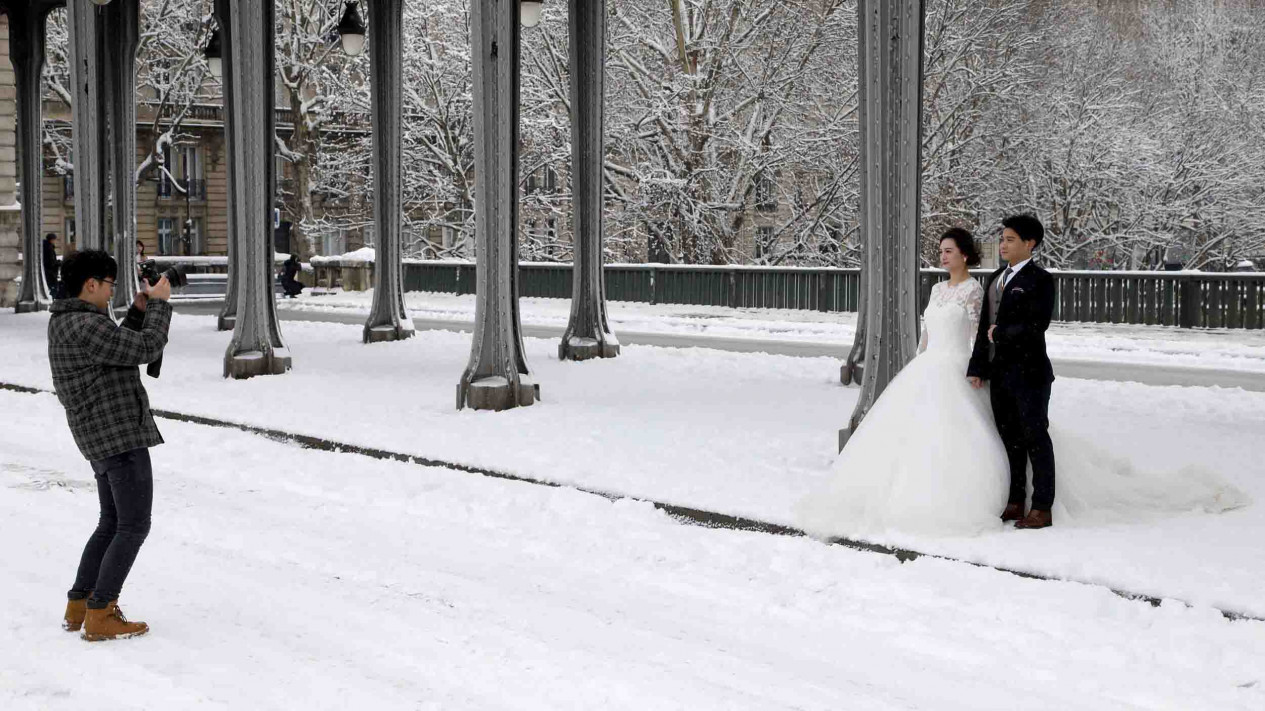 Menara Eiffel Bersalju, Dimanfaatkan untuk Foto Pernikahan