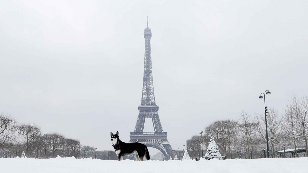 Menara Eiffel Bersalju, Dimanfaatkan untuk Foto Pernikahan