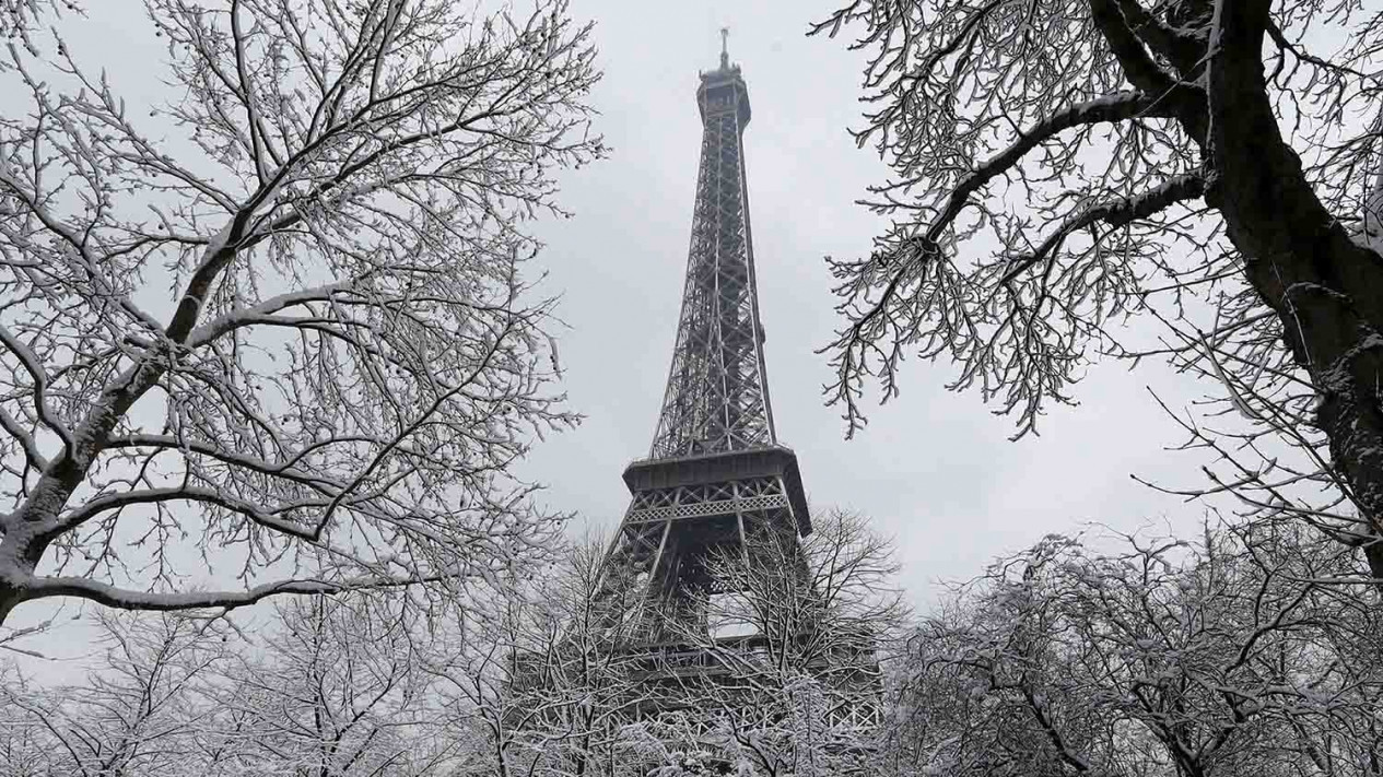 Menara Eiffel Bersalju, Dimanfaatkan untuk Foto Pernikahan