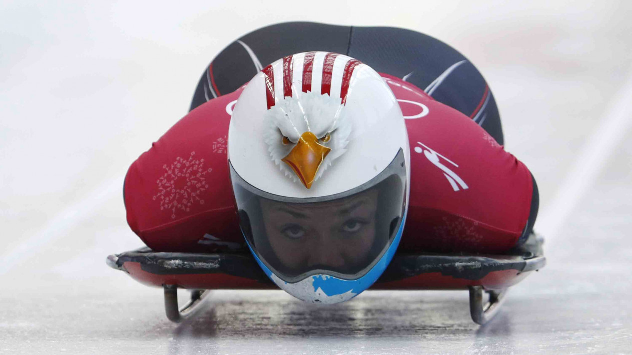 Helm Nyentrik Para Atlet Balap Kereta Salju