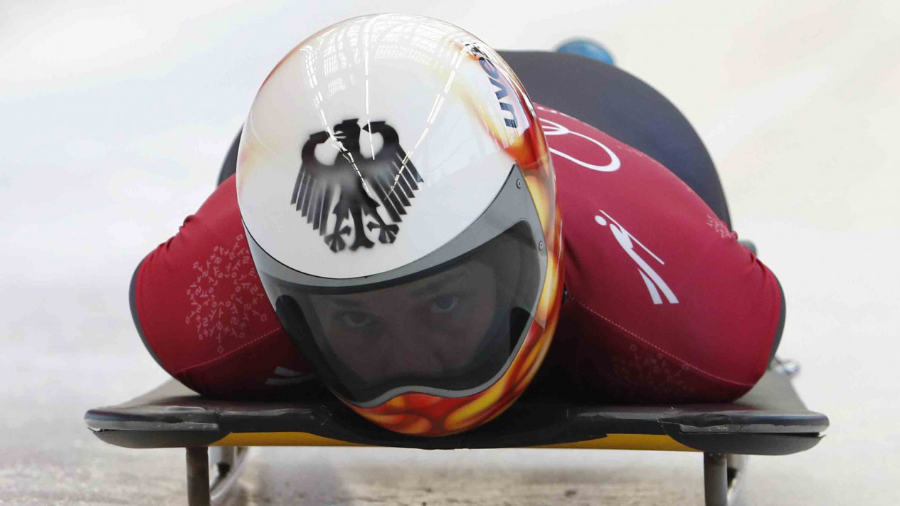 Helm Nyentrik Para Atlet Balap Kereta Salju