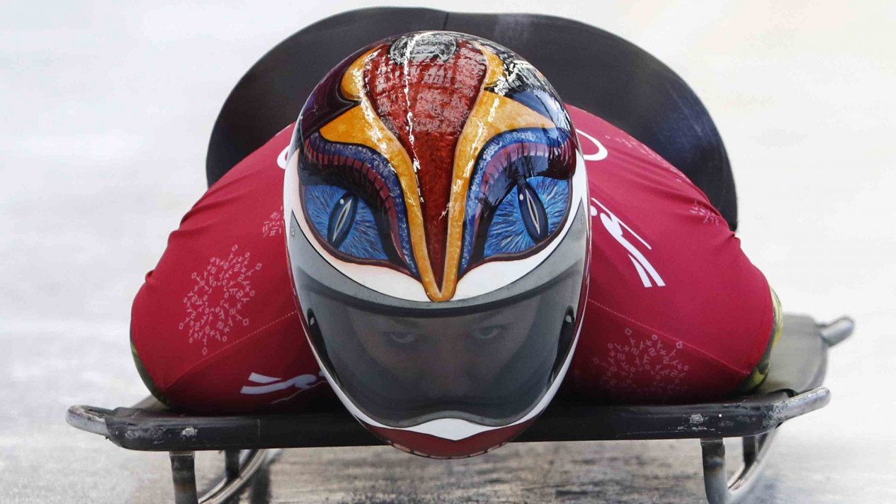 Helm Nyentrik Para Atlet Balap Kereta Salju