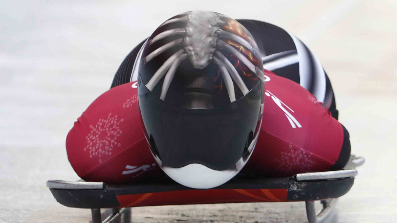 Helm Nyentrik Para Atlet Balap Kereta Salju