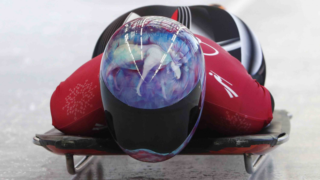 Helm Nyentrik Para Atlet Balap Kereta Salju