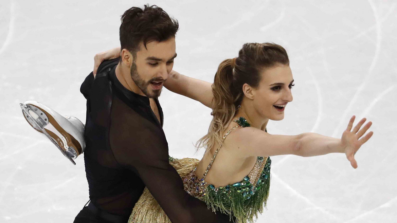 Kostum Atlet Cantik ini Melorot saat Tampil Menari