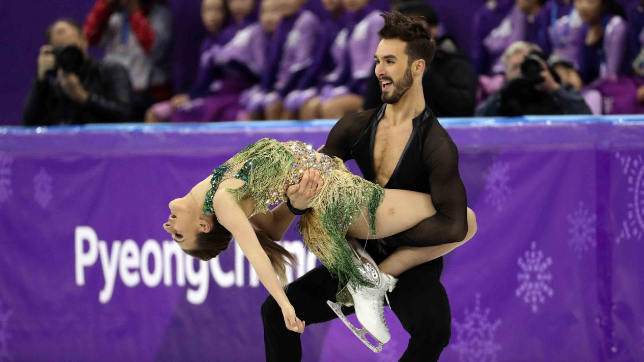 Kostum Atlet Cantik ini Melorot saat Tampil Menari