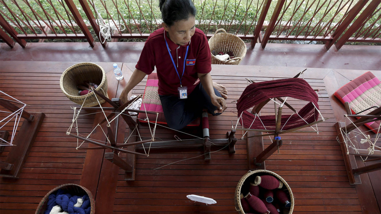 Seni Membuat Krama di Kamboja