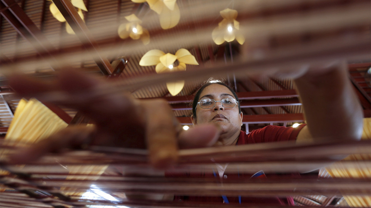 Seni Membuat Krama di Kamboja