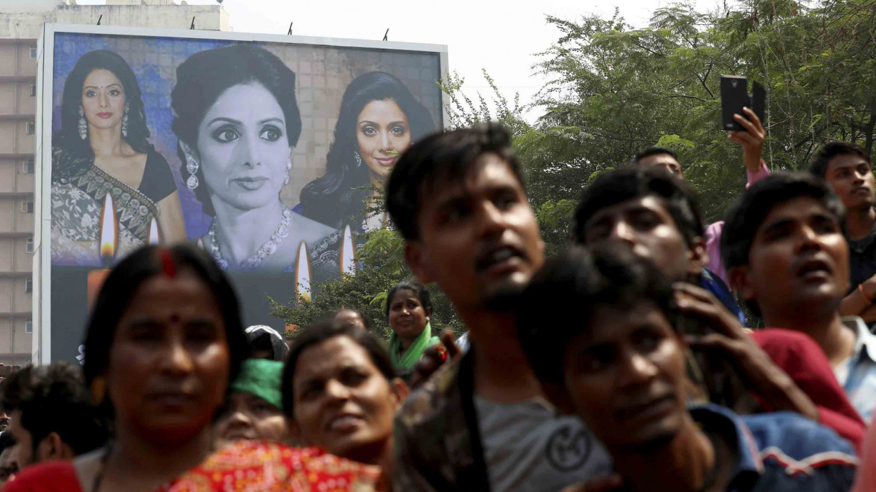 Iringan Ribuan Warga India saat Pemakaman Sridevi Kapoor