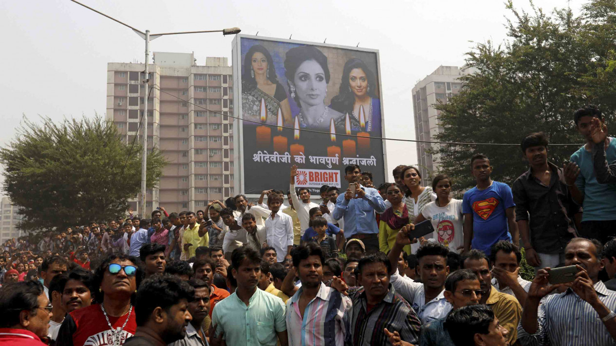 Iringan Ribuan Warga India saat Pemakaman Sridevi Kapoor