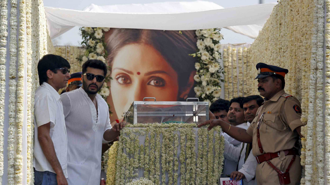 Iringan Ribuan Warga India saat Pemakaman Sridevi Kapoor