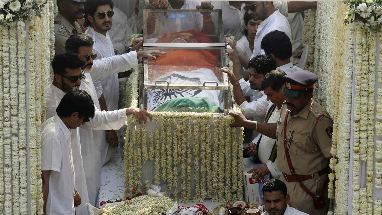 Iringan Ribuan Warga India saat Pemakaman Sridevi Kapoor