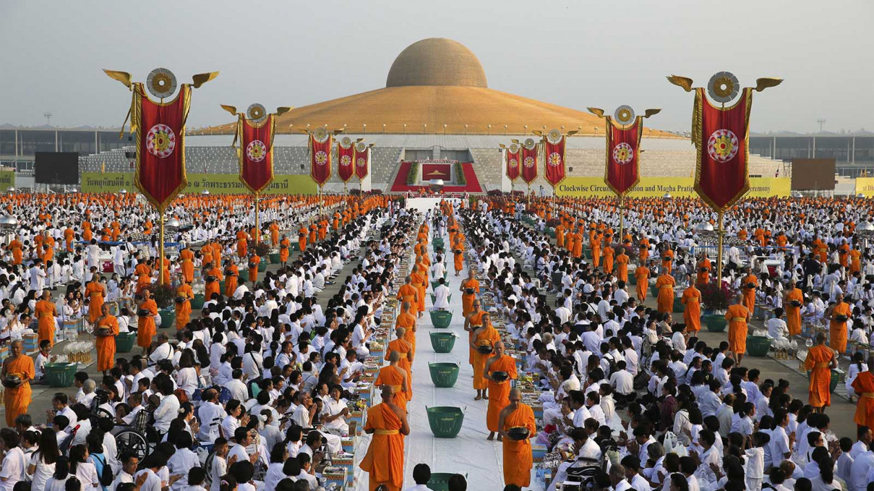 Prosesi Makha Bucha Biksu Buddha di Thailand
